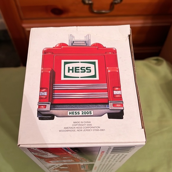 Hess 2005 toy emergency truck with rescue vehicle - Picture 4 of 4